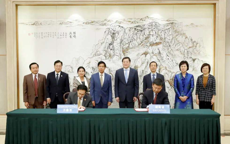 星空环境向老挝万象捐赠7台环卫装备，助力“一带一路”建设